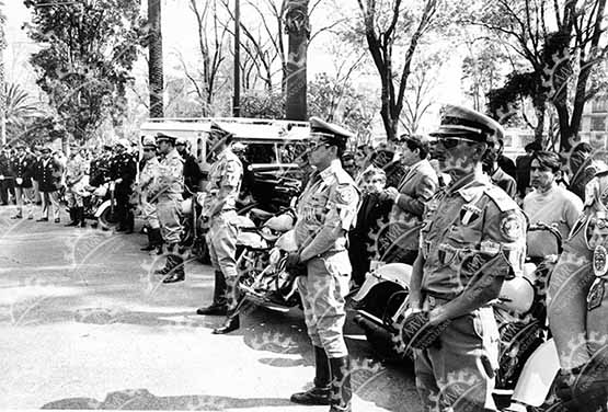 Mexico 1970 - Policías haciendo valla frente a los coches.